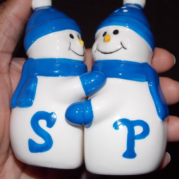 Happy Hugging Snowmen Salt And Pepper Shakers - Picture 7 of 8